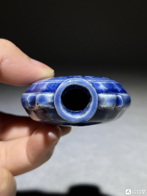 古玩陶瓷藍釉雙耳印花瓶真品鑒賞圖