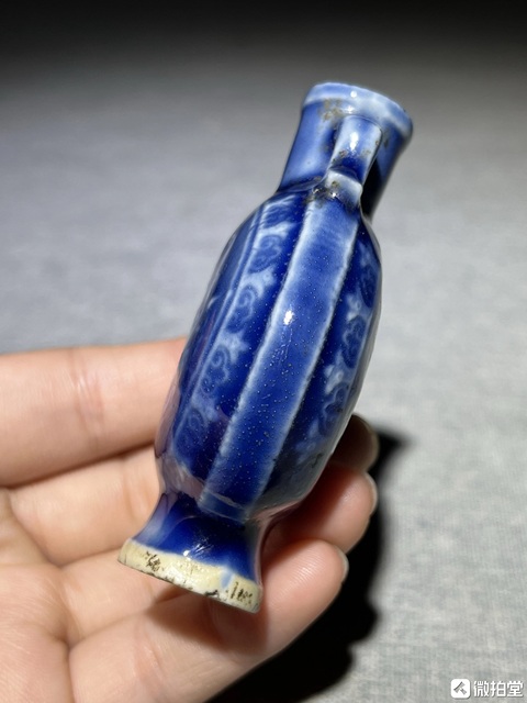古玩陶瓷藍釉雙耳印花瓶真品鑒賞圖
