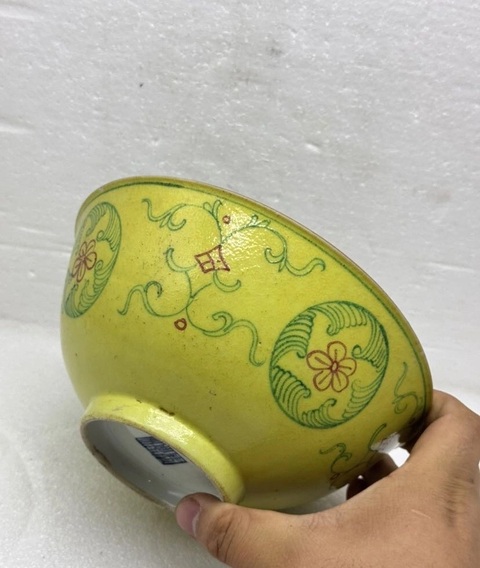 古玩陶瓷黃地粉彩花卉紋碗真品鑒賞圖
