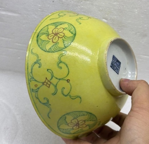 古玩陶瓷黃地粉彩花卉紋碗真品鑒賞圖