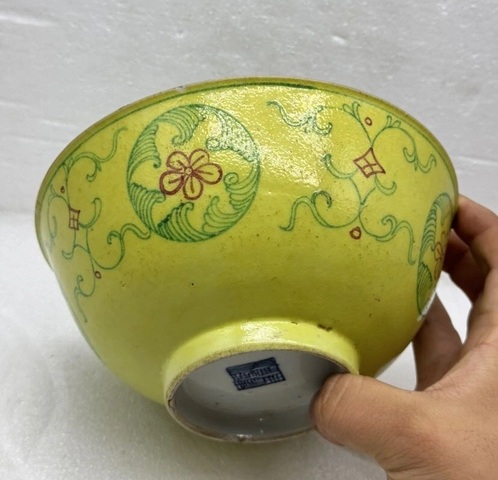 古玩陶瓷黃地粉彩花卉紋碗真品鑒賞圖
