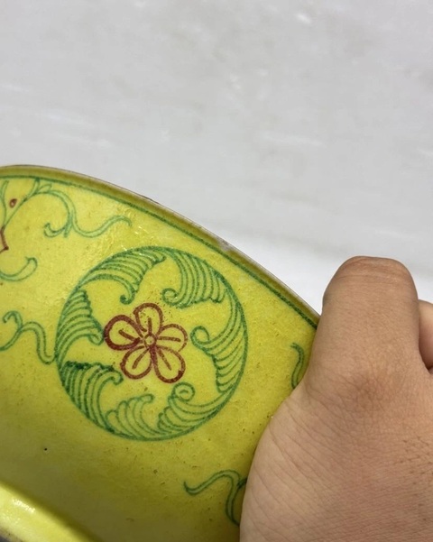 古玩陶瓷黃地粉彩花卉紋碗真品鑒賞圖