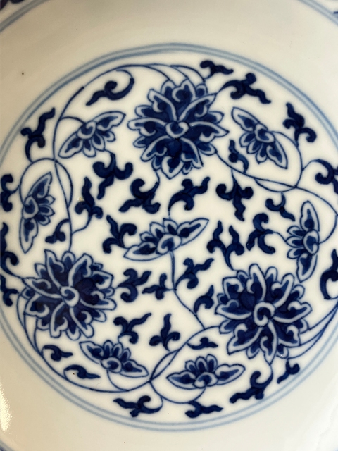 古玩陶瓷青花纏枝花卉紋盤(pán)真品鑒賞圖