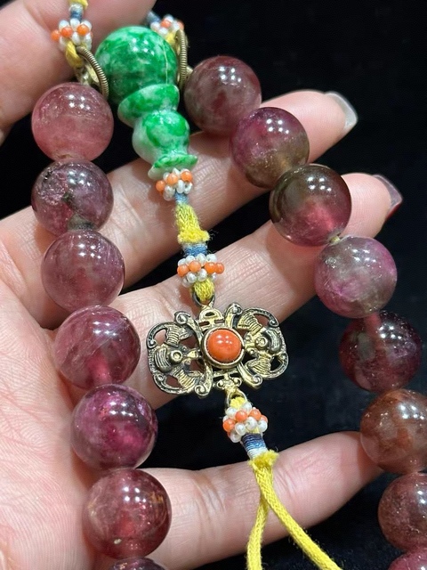 古玩玉器碧璽十八籽手持真品鑒賞圖
