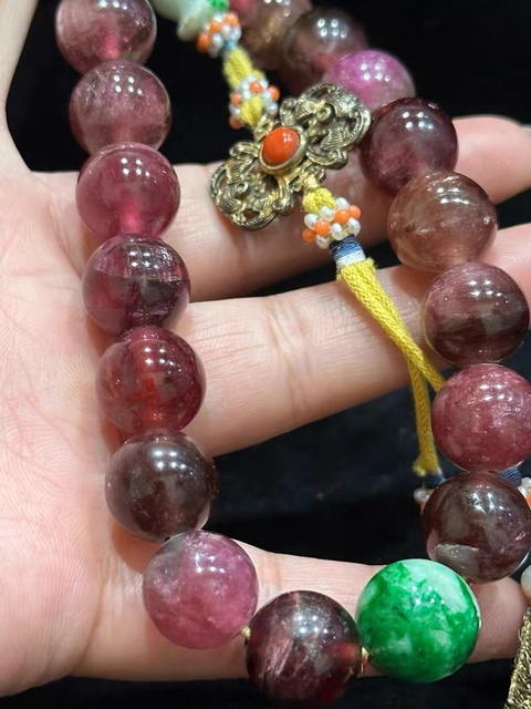 古玩玉器碧璽十八籽手持真品鑒賞圖