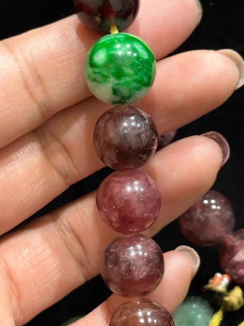 古玩玉器碧璽十八籽手持真品鑒賞圖
