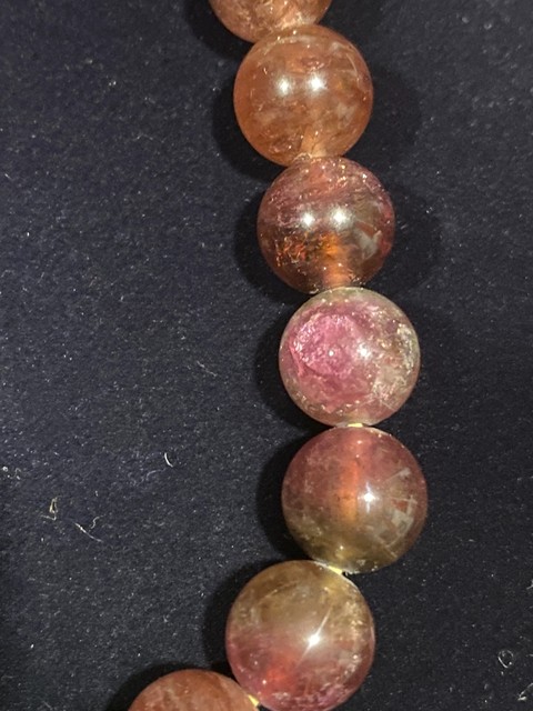 古玩玉器碧璽十八籽手持真品鑒賞圖