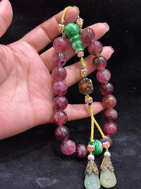 古玩玉器碧璽十八籽手持真品鑒賞圖