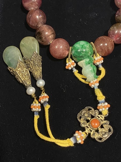 古玩玉器碧璽十八籽手持真品鑒賞圖