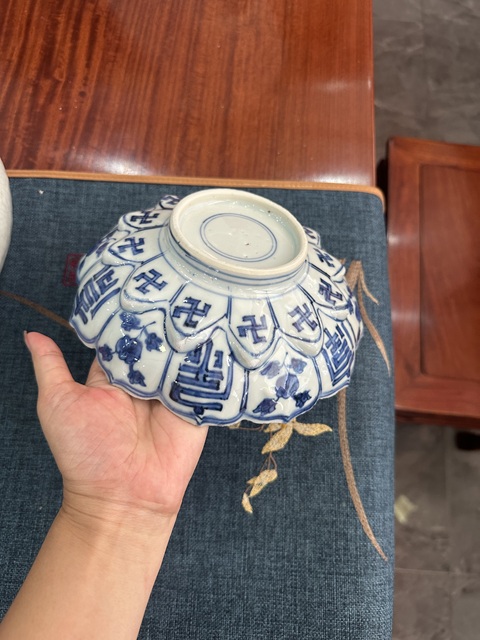 古玩陶瓷花蝶吉語紋青花花口碗真品鑒賞圖