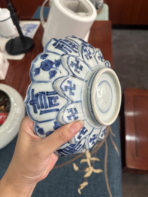 古玩陶瓷花蝶吉語紋青花花口碗真品鑒賞圖