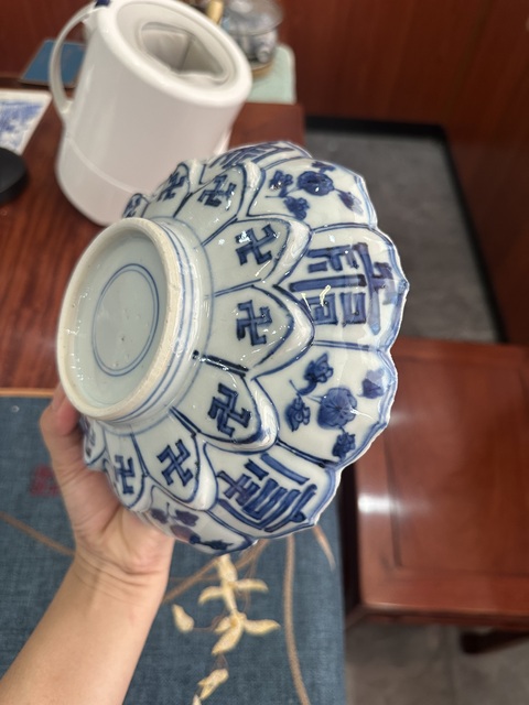 古玩陶瓷花蝶吉語紋青花花口碗真品鑒賞圖