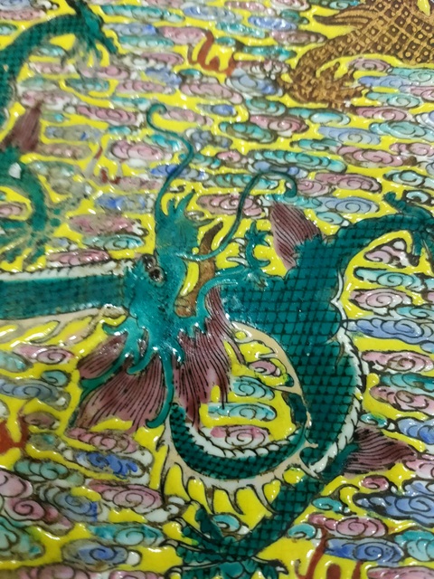 古玩陶瓷粉彩龍紋盤真品鑒賞圖