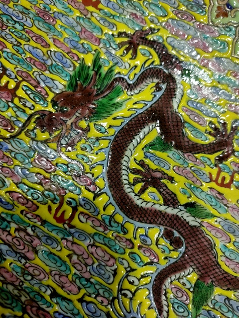 古玩陶瓷粉彩龍紋盤真品鑒賞圖