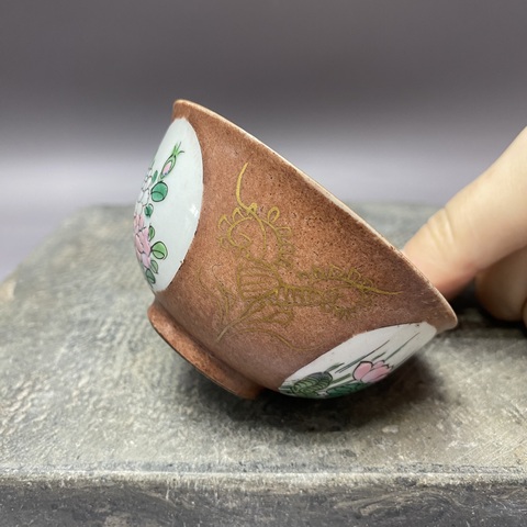 古玩陶瓷清中期醬釉開窗粉彩花卉茶杯拍賣,當(dāng)前價(jià)格469元