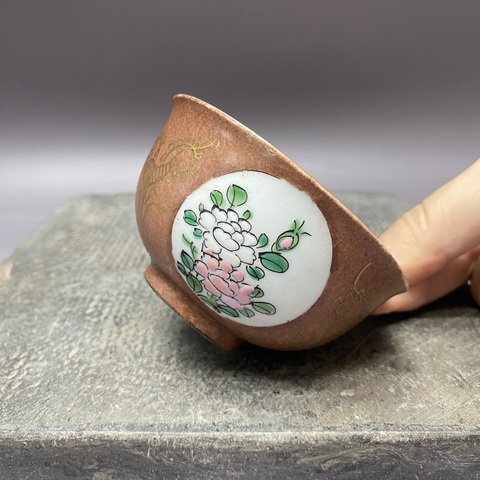 古玩陶瓷清中期醬釉開窗粉彩花卉茶杯拍賣,當(dāng)前價(jià)格469元