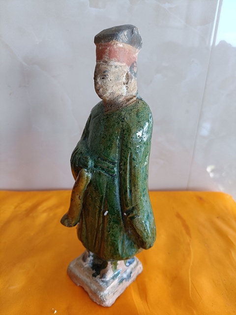古玩陶瓷明三彩人物俑真品鑒賞圖
