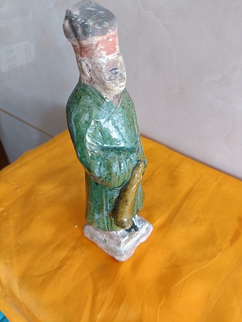 古玩陶瓷明三彩人物俑真品鑒賞圖