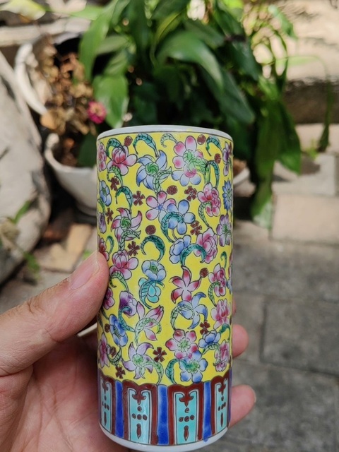 古玩陶瓷花卉紋筆筒真品鑒賞圖