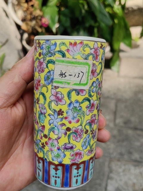 古玩陶瓷花卉紋筆筒真品鑒賞圖