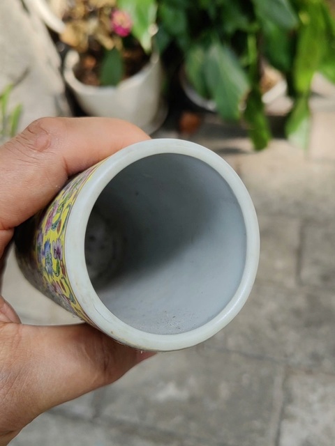 古玩陶瓷花卉紋筆筒真品鑒賞圖