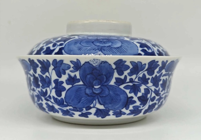 古玩陶瓷纏枝蓮紋蓋碗真品鑒賞圖