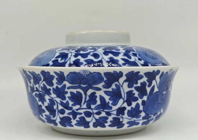 古玩陶瓷纏枝蓮紋蓋碗真品鑒賞圖