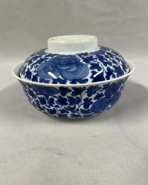 古玩陶瓷纏枝蓮紋蓋碗真品鑒賞圖