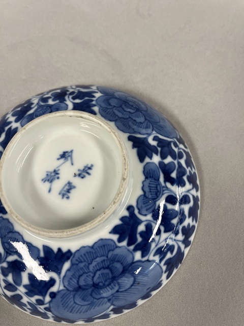 古玩陶瓷纏枝蓮紋蓋碗真品鑒賞圖