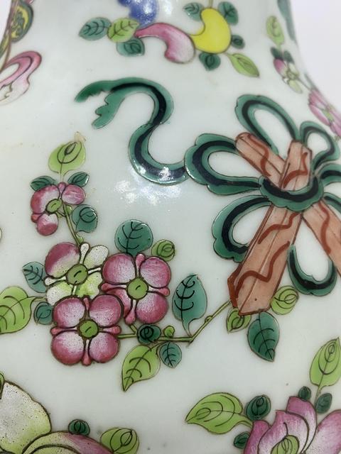 古玩陶瓷暗八仙粉彩撇口瓶真品鑒賞圖