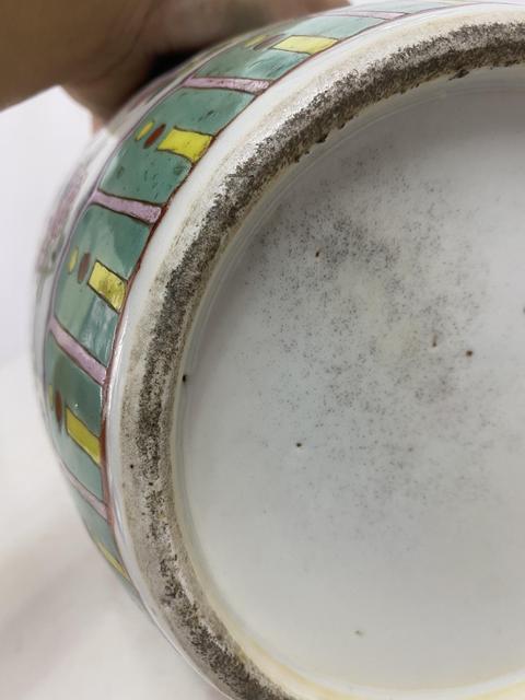 古玩陶瓷暗八仙粉彩撇口瓶真品鑒賞圖