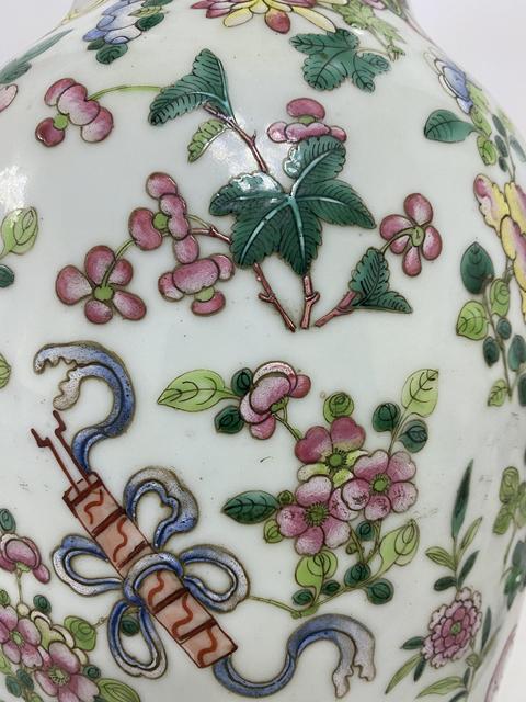 古玩陶瓷暗八仙粉彩撇口瓶真品鑒賞圖