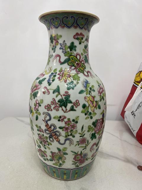 古玩陶瓷暗八仙粉彩撇口瓶真品鑒賞圖
