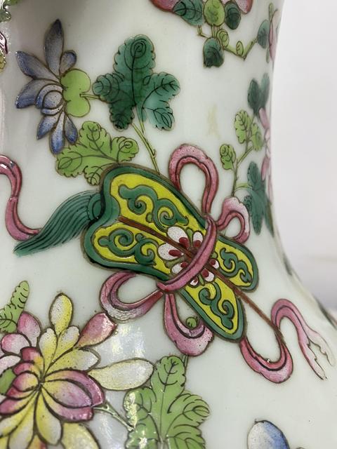 古玩陶瓷暗八仙粉彩撇口瓶真品鑒賞圖