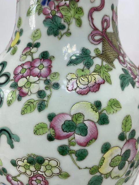 古玩陶瓷暗八仙粉彩撇口瓶真品鑒賞圖