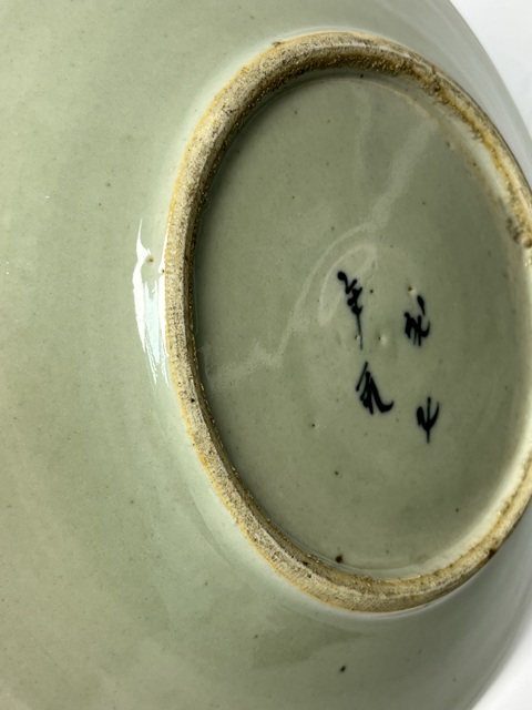 古玩陶瓷豆青青花山水大盤(pán)真品鑒賞圖