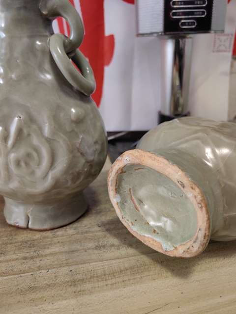 古玩陶瓷明代龍泉窯雙耳帶環扁瓶一對真品鑒賞圖