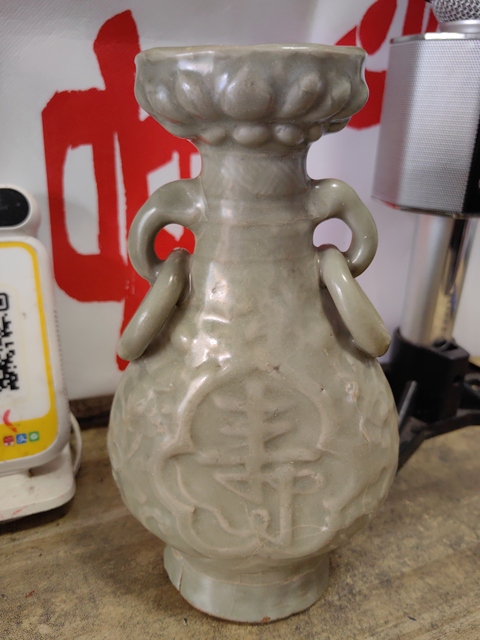 古玩陶瓷明代龍泉窯雙耳帶環扁瓶一對真品鑒賞圖