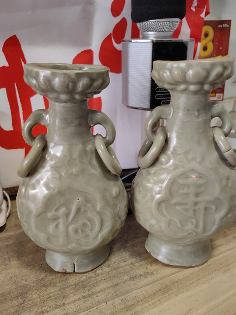 古玩陶瓷明代龍泉窯雙耳帶環扁瓶一對真品鑒賞圖