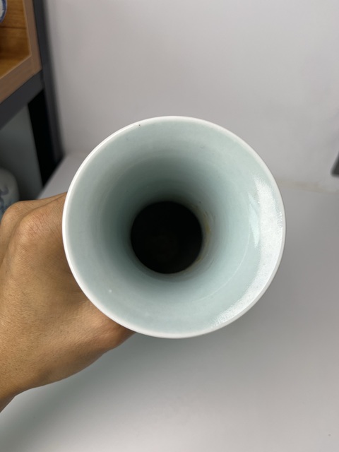 古玩陶瓷天藍(lán)釉暗刻夔鳳紋觀音瓶拍賣,當(dāng)前價格6588元