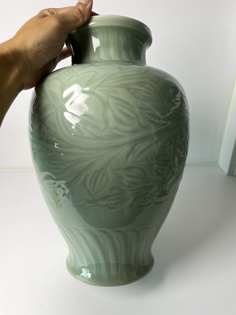 古玩陶瓷青釉暗刻花卉紋大賞瓶真品鑒賞圖