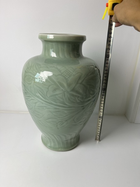 古玩陶瓷青釉暗刻花卉紋大賞瓶真品鑒賞圖