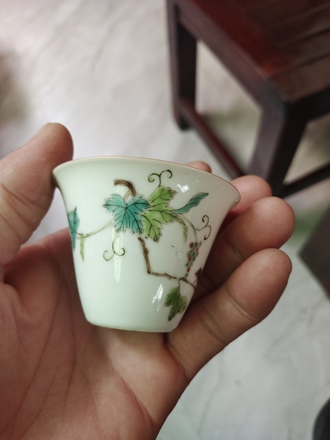 古玩陶瓷松鼠葡萄紋粉彩杯真品鑒賞圖