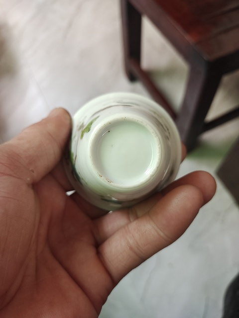 古玩陶瓷松鼠葡萄紋粉彩杯真品鑒賞圖