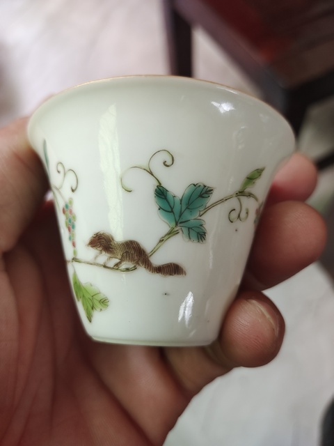 古玩陶瓷松鼠葡萄紋粉彩杯真品鑒賞圖