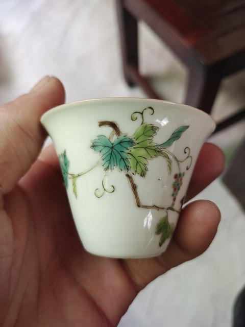 古玩陶瓷松鼠葡萄紋粉彩杯真品鑒賞圖