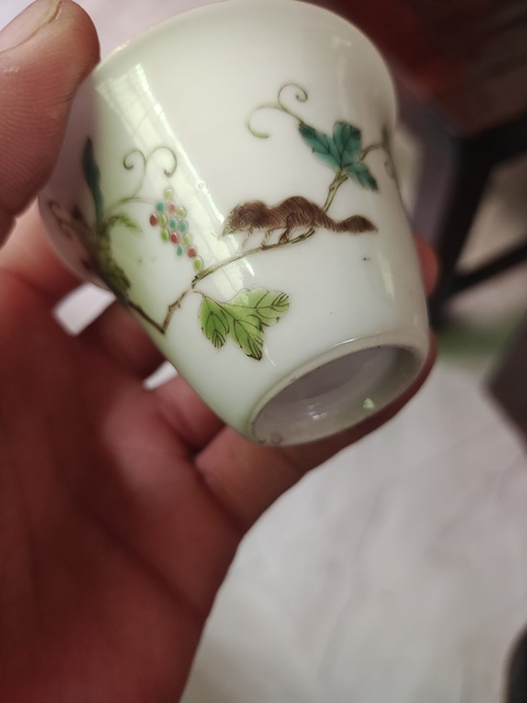 古玩陶瓷松鼠葡萄紋粉彩杯真品鑒賞圖