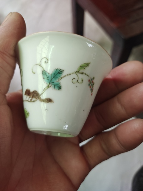 古玩陶瓷松鼠葡萄紋粉彩杯真品鑒賞圖