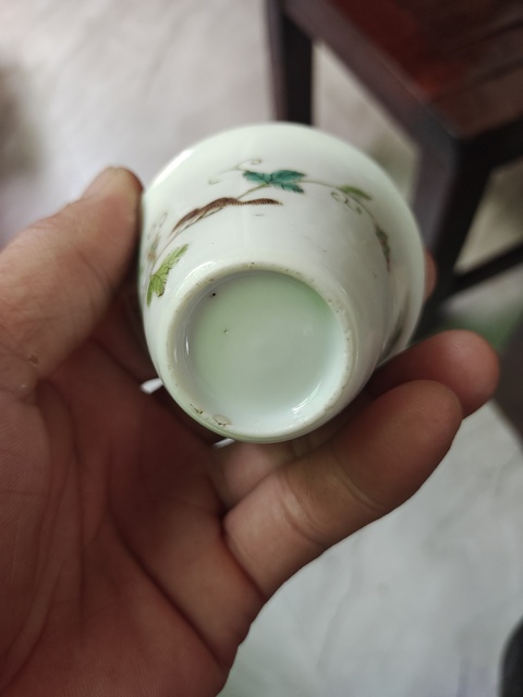 古玩陶瓷松鼠葡萄紋粉彩杯真品鑒賞圖