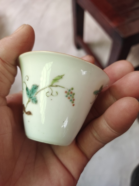 古玩陶瓷松鼠葡萄紋粉彩杯真品鑒賞圖
